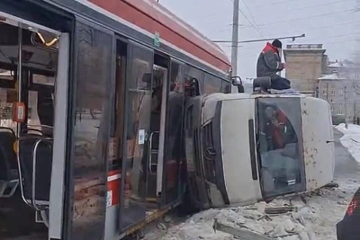 Трамвай столкнулся с микроавтобусом на Корабельной в Петербурге