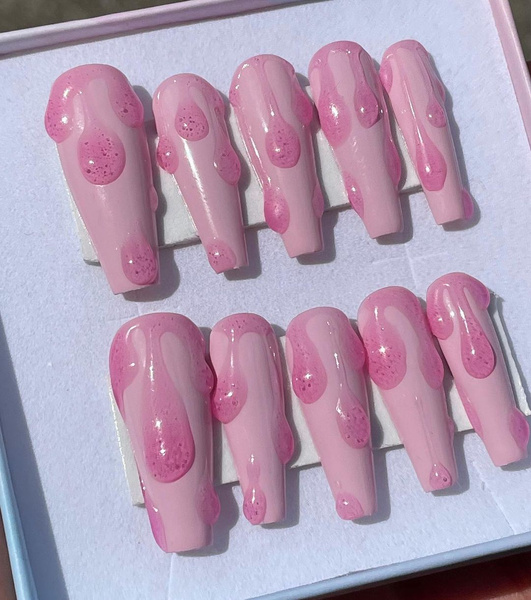 Маникюр в эстетике barbiecore: 10 нежных и ярких дизайнов ногтей
