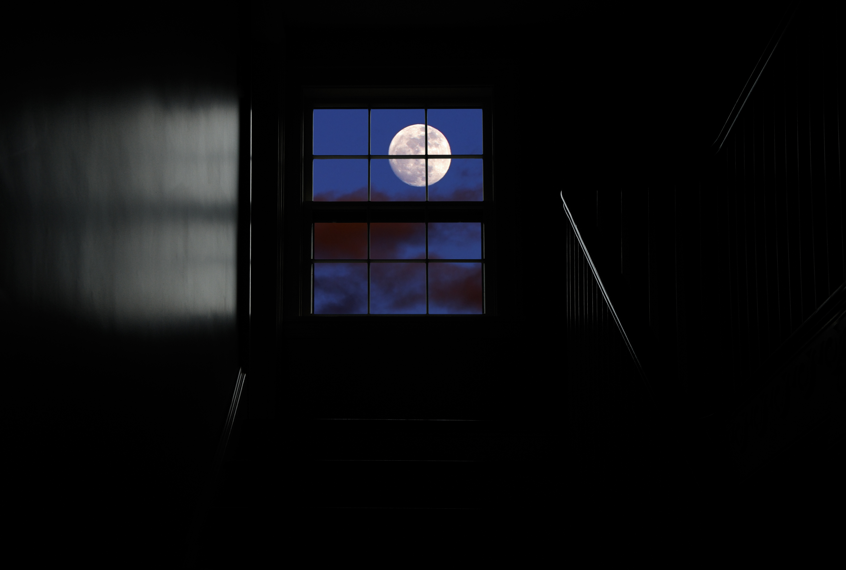 Лунный свет в окне фото
