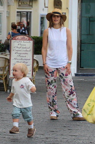 Принц Карл Филипп с принцессой Софией и детьми проводят отпуск на Капри