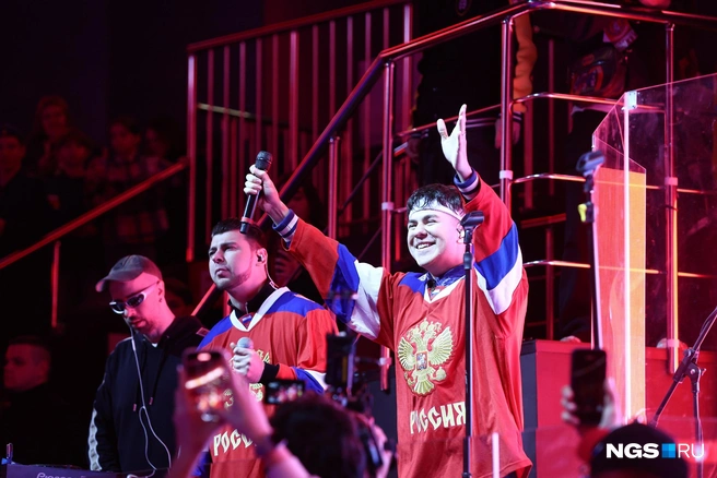 Дуэт исполнил для сибиряков несколько композиций | Источник: Александр Ощепков / NGS.RU 