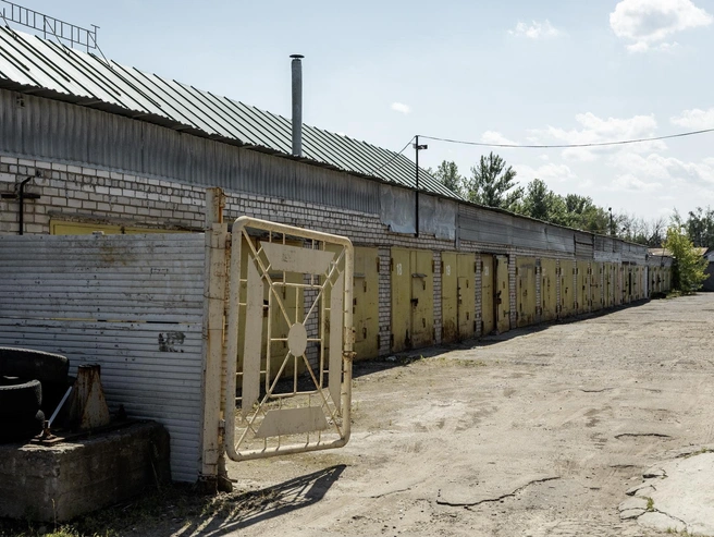 За зданием торгового центра находятся гаражи. | Источник: Александр Куренной / 76.RU