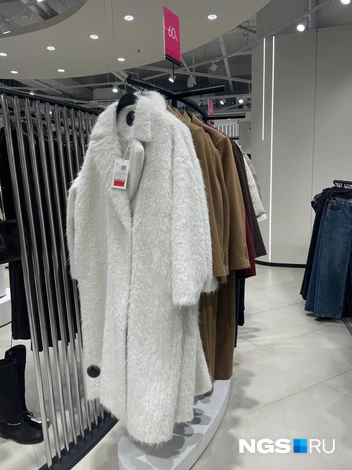 Облегченное пальто Love Republic, 9&nbsp;999 рублей вместо 19&nbsp;999 рублей | Источник: Алёна Золотухина / NGS.RU 