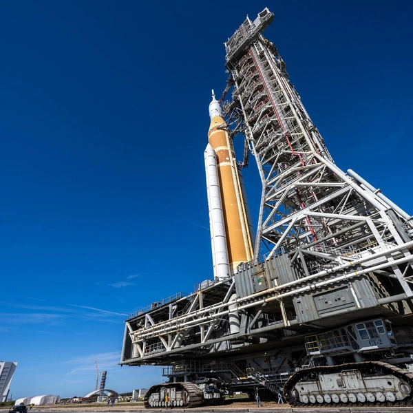 В США вывезли на стартовую площадку ракету SLS для первого полета людей к Луне с 1972 года