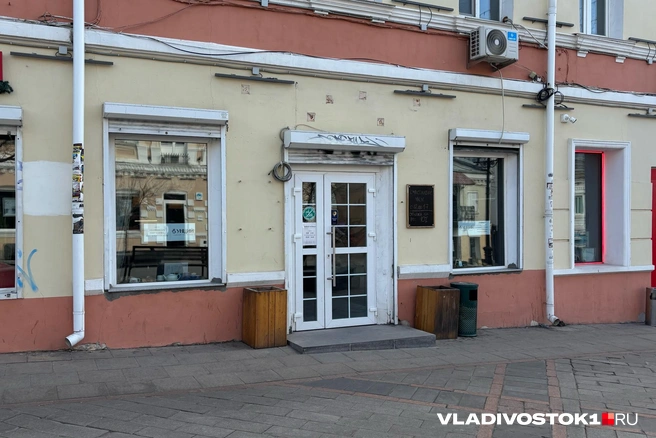 Знаменитый Five o’clock не только снял вывеску, но и нашел новое название&nbsp;— теперь это «Пять унций» | Источник: Елена Буйвол / VLADIVOSTOK1.RU