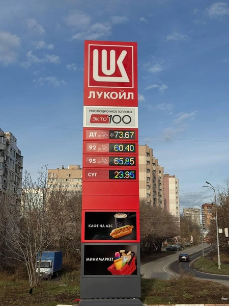 Теперь по улице Тухачевского заправиться качественным топливом стало проще — и автомобилисты Самары уже могут оценить это обновление лично | Источник: Лукойл