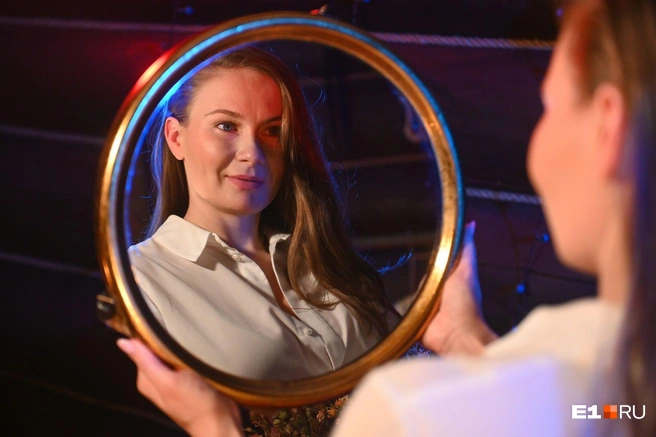 Свет мой, зеркальце, скажи, когда за мной придет суженый-ряженый? | Источник: Дмитрий Емельянов / E1.RU