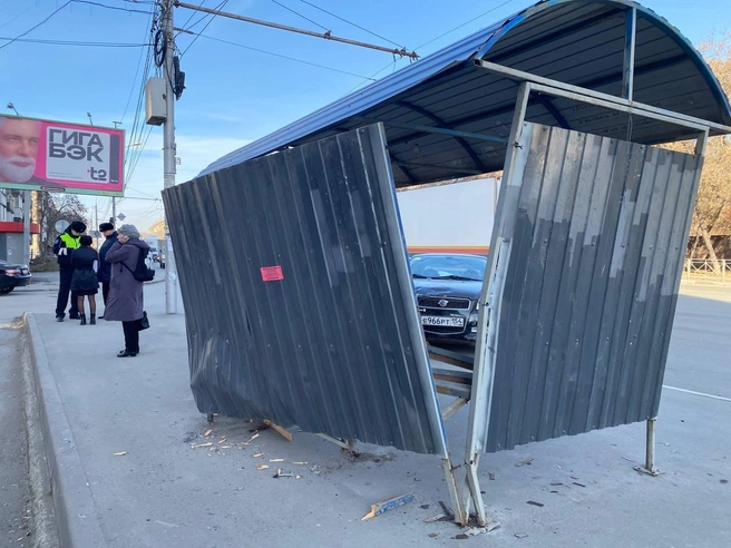 Остановка серьезно повреждена после аварии | Источник: Анастасия Хрипушина / NGS.RU