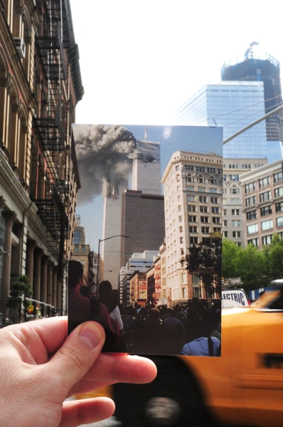 Фотография, снятая в момент пожара во Всемирном торговом центре, незадолго до его обрушения, на фоне той же улицы в Нью-Йорке | Источник: dearphotograph.com