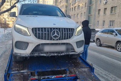 Mercedes сибиряка-должника арестовали у здания ФССП