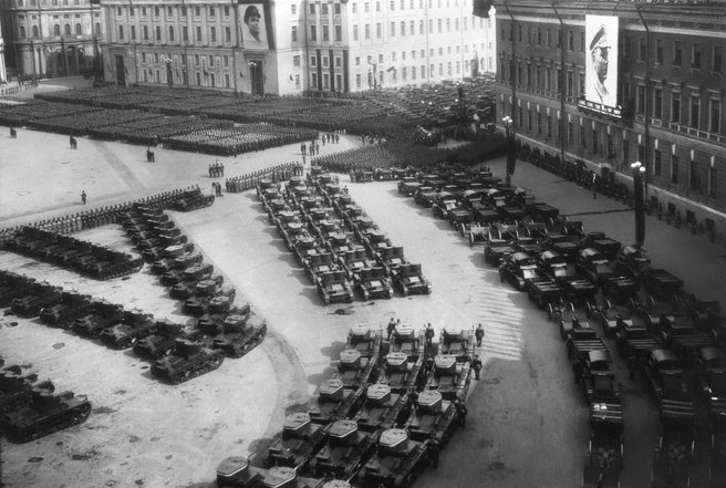 Ленинград. 1 Мая 1934 г. Войска Ленинградского военного округа и колонны танков Т-26, двухбашенных танков Т-26 и тягачей перед началом Первомайского военного парада на Дворцовой площади | Источник: ТАСС