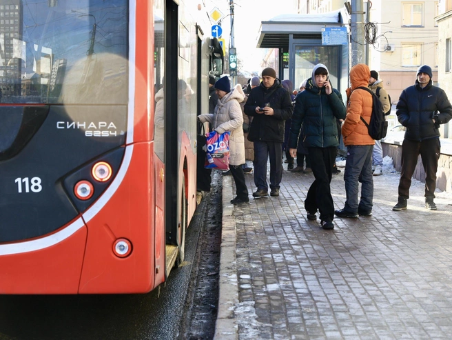 На остановке «Детский мир» снег был практически убран. | Источник: Михаил Шилкин