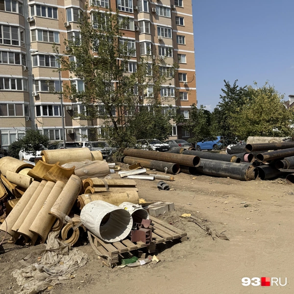 Повсюду валяются стройматериалы | Источник: Валерия Дульская / 93.RU