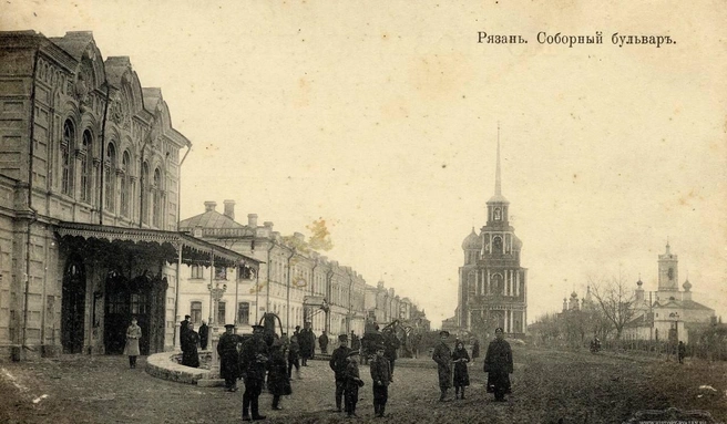 Это здание вы наверняка узнали! Это театр на Соборной в 1914 году. Здание сгорело в ноябре 1867 года, и спустя много лет, в 1937-м, там открыли Театр юного зрителя. В 1991-м его переименовали в Рязанский театр на Соборной | Источник: pastvu.com