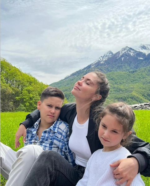 Звезда родила Приличному сына и дочь 