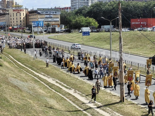 Наш корреспонденты прошел вместе с паломниками 12 километров под палящим солнцем. Это было не просто | Источник: Андрей Пашинский /Voronezh1.ru