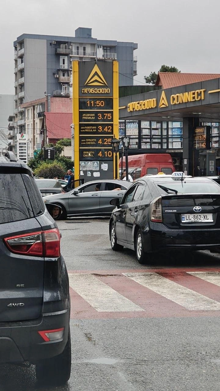 Самый дешевый бензин на одной из АСЗ Connect в Грузии, 3,42 лари (113 рублей), а дороже всего стоит дизель&nbsp;— 4,10 (135,26 рубля) | Источник: «Верхний Ларс Чат», Вячеслав Ас / Telegram