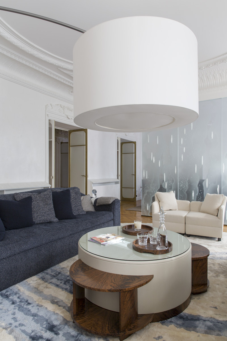 Гостиная отделена от столовой стеклянной перегородкой с инкрустацией из гипса, дизайн Брижит Саби, исполнение Бернара Пикте.