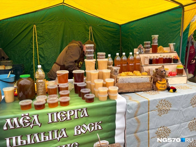 Мед при вас разливают по баночкам из большого сосуда  | Источник: Мария Лобанова / NGS70.RU 