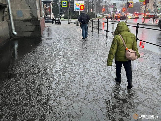 Мокро, сыро, зябко. Предновогодний Петербург пытается преобразиться | Источник: Кира Зубкова / FONTANKA.RU