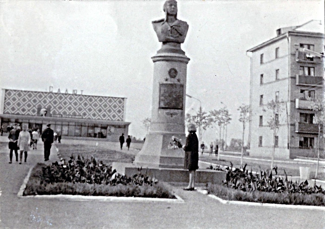Перед кинотеатром стоял бюст Мусы Гареева | Источник: Сухарева В. А., История Уфы и Республики Башкортостан / Vk.com