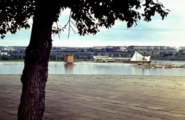 «Ракушка» на Юности появилась в нашем городе еще в 1960 годах и, кажется, стала одним из самых узнаваемых символов Иркутска, пусть и не совсем открыточных | Источник: Pastvu.com