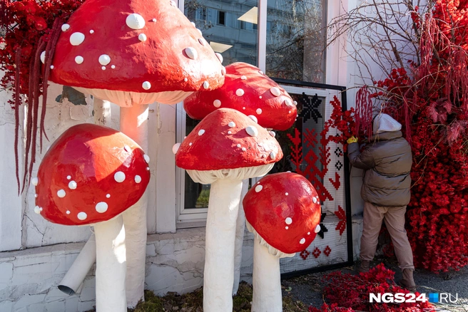 Вся входная группа салона красная  | Источник: Мария Ленц / NGS24.RU 