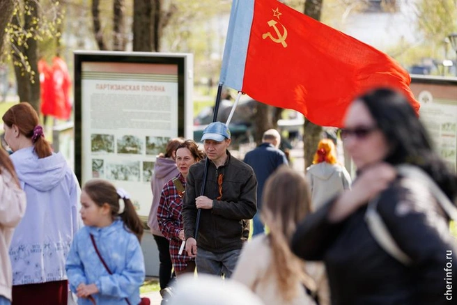 Фото праздника 9 Мая в парке Победы | Источник: st.cherinfo.ru