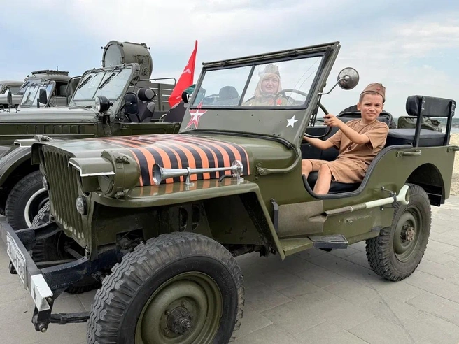 Детям нравилась сидеть за рулем военных машин | Источник: Центральный парк культуры и отдыха