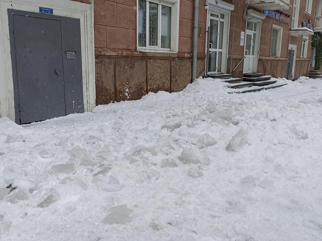 Собственники зданий обязаны оперативно вывозить снег, сброшенный с крыш, что контролирует инспекция. | Источник: Дарья Воробьева / NN.RU