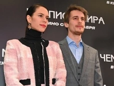 Янковский милуется с Пожарской, а Петров не отходит от Милославской. Влюбленные на премьере фильма