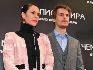Янковский милуется с Пожарской, а Петров не отходит от Милославской. Влюбленные на премьере фильма