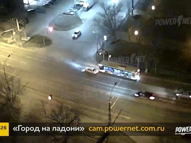 Легковушка едва не врезалась в автобус в Волгограде, пострадала пассажирка | Источник: «Powernet» / Vk.com
