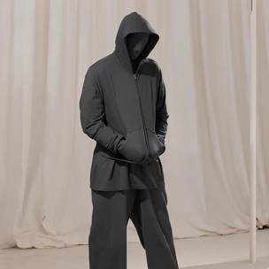 10 лет в Balenciaga: в Париже открылась прощальная выставка в честь Демны Гвасалии