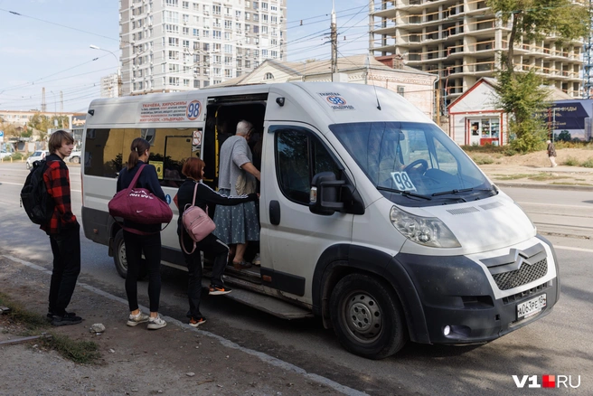 Неудобство&nbsp;— один из основных аргументов противников маршруток | Источник: Алексей Волхонский / V1.RU