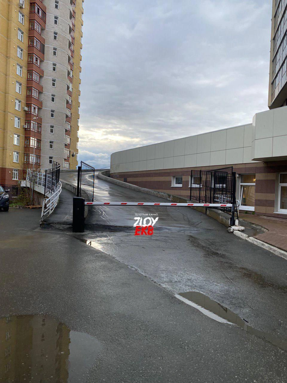 Шлагбаум на подъезде к стилобату помешал спецслужбам оперативно добраться до места происшествия | Источник: «Злой Екатеринбург» / T.me