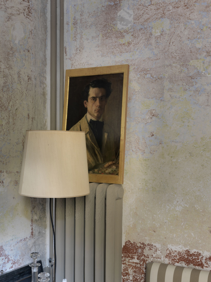 Автопортрет сиенского художника Ларенцони из личной коллекции Дмитриева. Торшер сделан по эскизу декоратора.