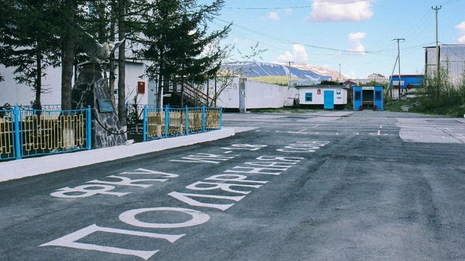 «Полярной совой» эту колонию называют из-за установленной на территории статуи | Источник: Федеральная служба исполнения наказаний / Vk.com