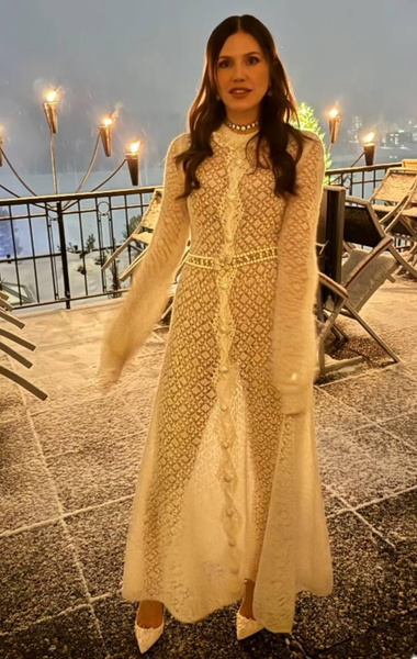 Бывшая жена одного из самых богатых людей России встретила Новый год в ажурном платье, которое ничего не скрывает
