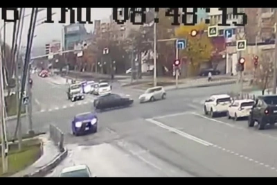 Видео утреннего ДТП у «Столицы» в Южно-Сахалинске