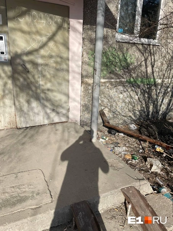 Соседи жалуются на то, что подъезды совсем не убирают | Источник: читатель E1.RU