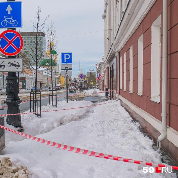 У здания мэрии не пройти — сбрасывают снег | Источник: Тимофей Калмаков / 59.RU