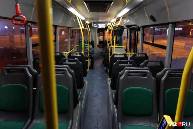 Как вы думаете, куда едут пассажиры этого автобуса в такую рань?  | Источник: Ирина Шарова / 72.RU