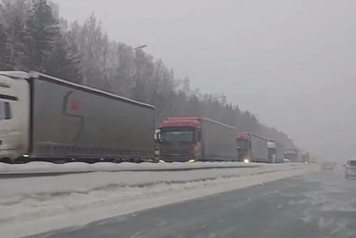Here we go again: Massive traffic jam near Yekaterinburg — video
