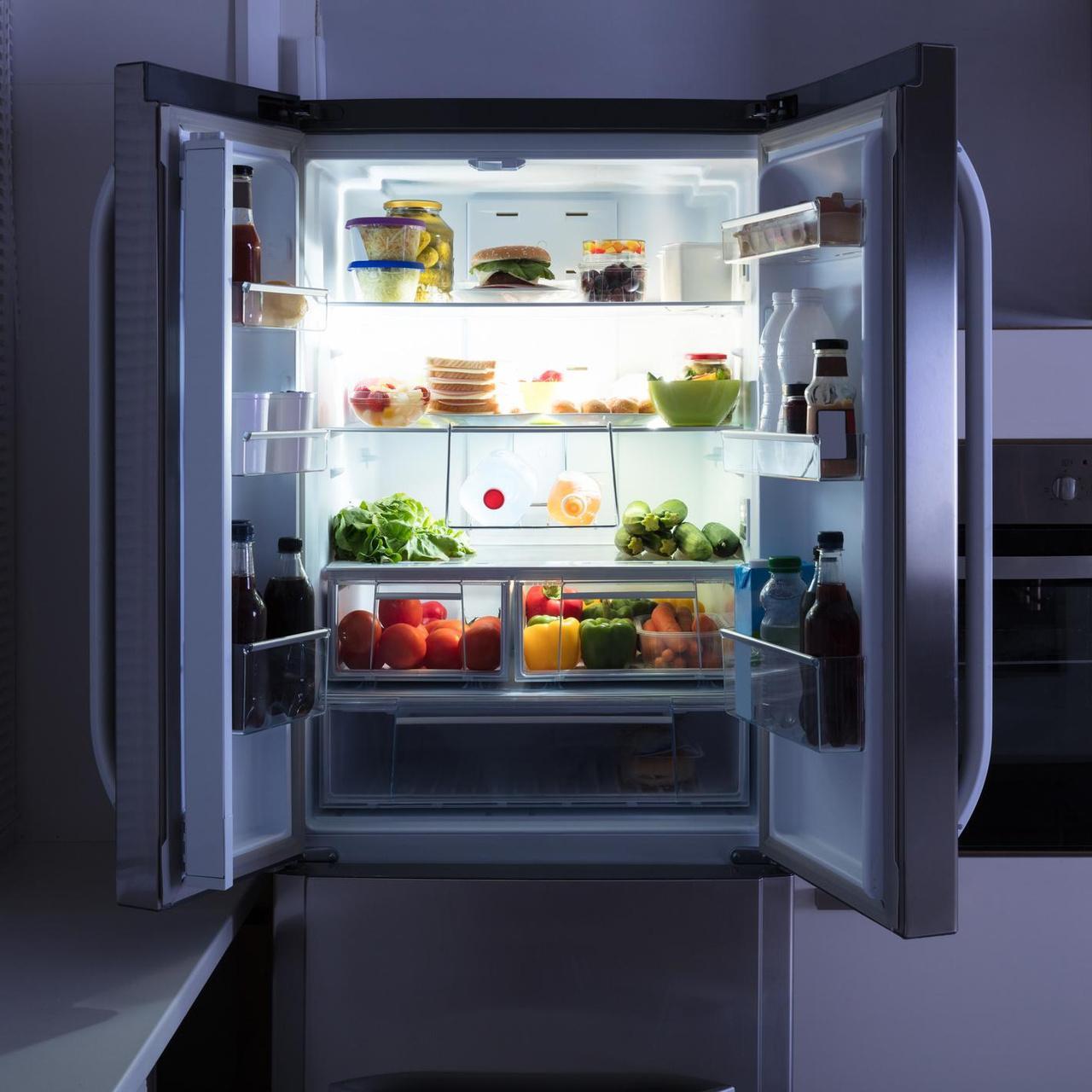Холодильник долго. Холодильник 2 метра. Refrigerator. Холодильник с энергетиками стильный. Холодильник бош 2 метра.