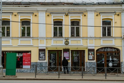 «Триумф» устроит распродажу и покажет спектакль о лагере