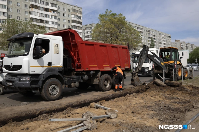 Грузовики наполнены песком | Источник: Евгений Софийчук / NGS55.RU