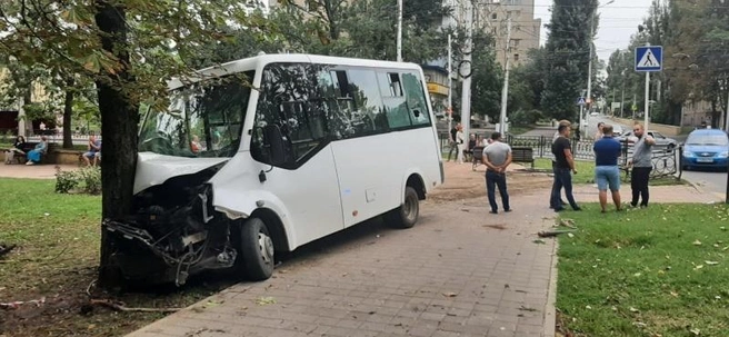 Маршрутка в Ставрополе разбилась о скамейку и дерево. Водитель говорит об отказе тормозов, но следы есть (фото) | Источник: 26.mchs.gov.ru