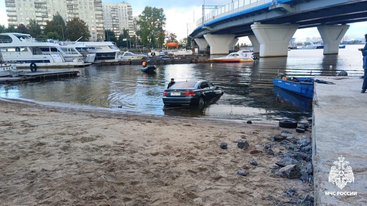 Со дна реки в Петербурге подняли BMW