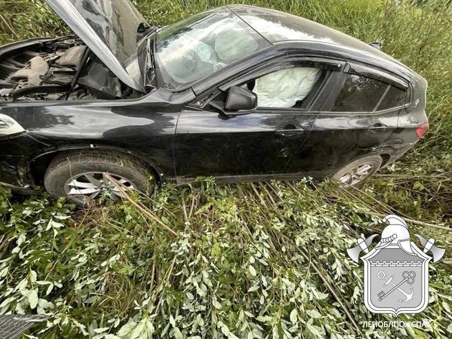 BMW оказался в кювете после столкновения с Hyundai | Источник: ГКУ «Леноблпожспас»